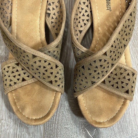Minnetonka Lainey Laser Cut Suede Leather Cork Wedge Sandal Tan 9 - Picture 13 of 15